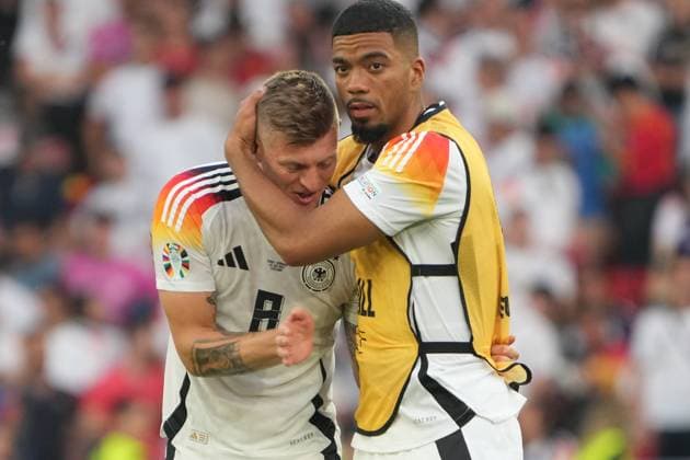 Toni Kroos (Deutschland Germany, 08) enttäuscht nach dem Viertelfinalaus im letzten Spiel seiner Karriere, Benjamin Henrichs (Deutschland Germany, 20) tröstet - Stuttgart 05.07.2024: Deutschland vs. Spanien, EURO2024, Viertelfinale, M45, EM-Arena Stuttgart