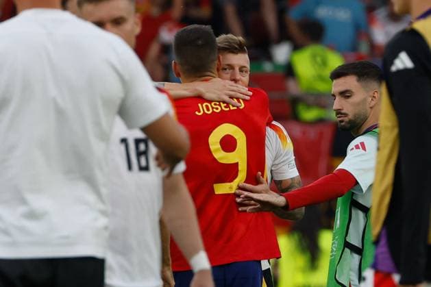 Germany s Toni Kroos (C-R) embraces Spain s Joselu (L) after their UEFA EURO, EM, Europameisterschaft,Fussball 2024 s quarter-finals game at MHPArena stadium in Stuttgart, Germany, 05 July 2024. It was the last soccer mach in the career of Toni Kroos. Spain vs. Germany !ACHTUNG: NUR REDAKTIONELLE NUTZUNG!  Copyright: xJ.JxGuillenx GRAF2380 20240705-55014072728_1