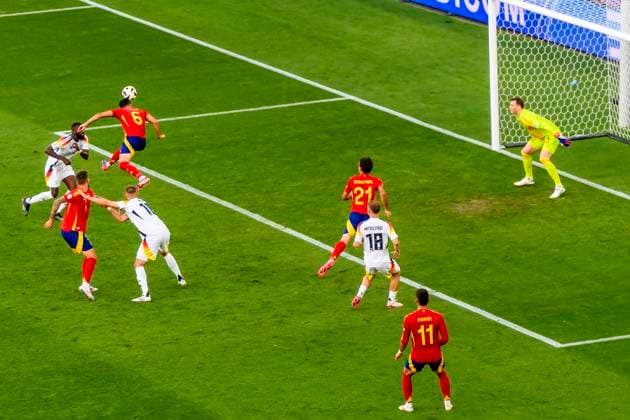 GER, UEFA Euro 2024, Viertelfinale, Spanien (ESP) vs Deutschland (GER) 05.07.2024, MHP Arena, Stuttgart, GER, UEFA Euro 2024, Viertelfinale, Spanien (ESP) vs Deutschland (GER) , im Bild Torschuss zum 2-1 durch Merino Mikel (Spanien 6) mit Manuel Neuer (Germany 1)