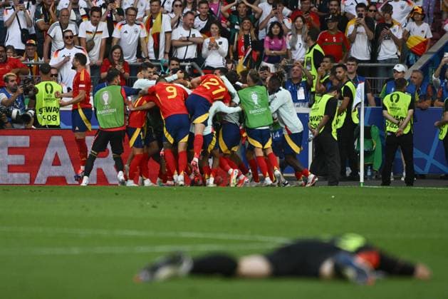 05.07.2024, xpsx, Fussball EM 2024 1 4 Finale, Deutschland - Spanien emspor, v.l. Spanien nach Tor zum 2:1 durch Mikel Merino (Spanien, 6) Jubel, Torjubel, jubelt ueber das Tor, celebrate the goal, celebration (DFL DFB REGULATIONS PROHIBIT ANY USE OF PHOTOGRAPHS as IMAGE SEQUENCES and or QUASI-VIDEO) emspor Stuttgart