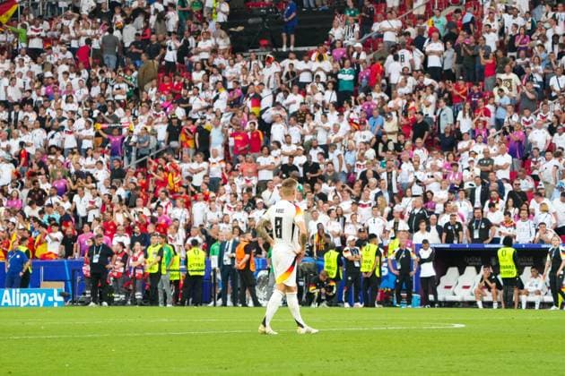 Toni Kroos (Deutschland Germany, 08) enttäuscht nach dem Viertelfinalaus im letzten Spiel seiner Karriere und bekommt Standing Ovations von den Zuschauern - Stuttgart 05.07.2024: Deutschland vs. Spanien, EURO2024, Viertelfinale, M45, EM-Arena Stuttgart