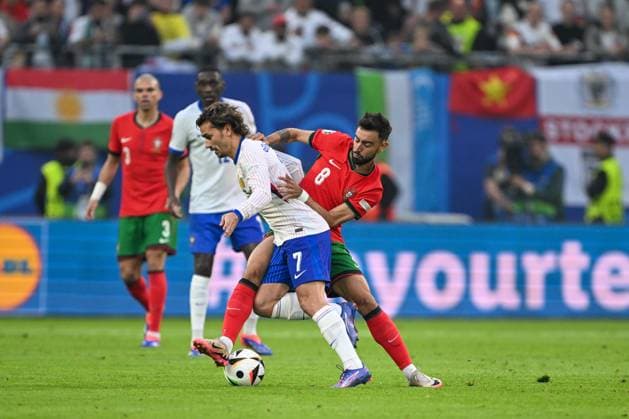 EM 2024: Portugal - Frankreich am 05.07.2024 im Volksparkstadion in Hamburg Antoine Griezmann 7 of France and Bruno Fernandes 8 of Portugal