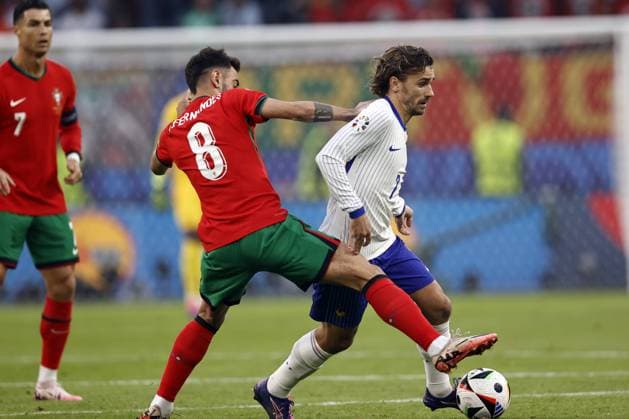 HAMBURG - (l-r) Bruno Fernandes of Portugal, Antoine Griezmann of France during the UEFA EURO, EM, Europameisterschaft,Fussball 2024 quarter-final match between Portugal and France at the Volksparkstadion on July 5, 2024 in Hamburg, Germany. ANP Hollandse Hoogte MAURICE VAN STEEN UEFA EURO 2024 2024 xVIxANPxSportx xVanxSteenxFotografiexIVx 502829281 originalFilename: 502829281.jpg