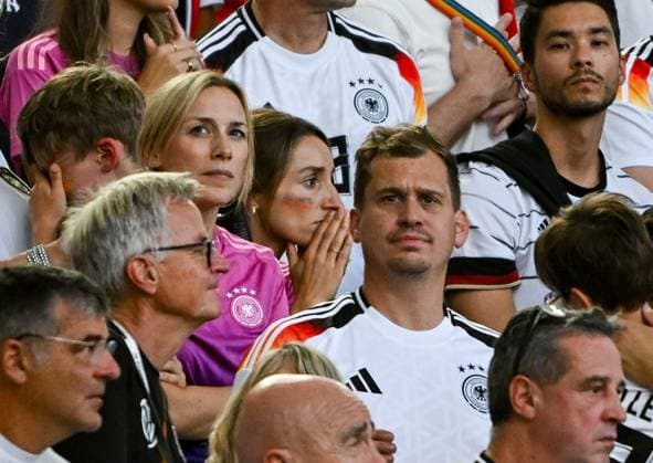 05.07.2024, xpsx, Fussball EM 2024 1 4 Finale, Deutschland - Spanien emspor, v.l. Lena Wurzenberger enttäuscht letztes spiel emspor Stuttgart