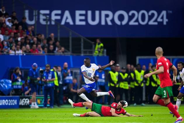 240705 Randal Kolo Muani of France and Joao Palhinha of Portugal during the UEFA EURO, EM, Europameisterschaft,Fussball 2024 Football Championship Quarterfinal between Portugal and France on July 5, 2024 in Hamburg. Photo: Jesper Zerman BILDBYRAN kod JZ JZ0551 fotboll football soccer fotball fotbolls-em europamästerskap em uefa euro uefa european football championship euro 2024 portugal frankrike france bbeng bbauto Copyright: JESPERxZERMAN BB240705JZ030
