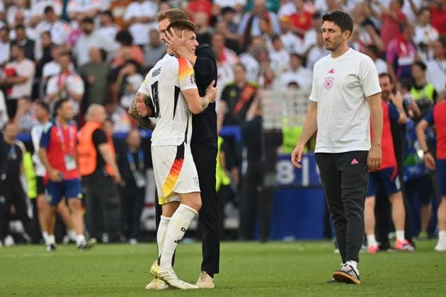 05.07.2024, xjrdrx, Fussball EM 2024 1 4 Finale, Deutschland - Spanien emspor, v.l. Toni Kroos (Deutsche Fussball Nationalmannschaft DFB) Trainer Julian Nagelsmann (Deutsche Fussball Nationalmannschaft DFB) traurig, enttäuscht, frustriert, niedergeschlagen Co Trainer Benjamin Glück (Deutsche Fussball Nationalmannschaft DFB) (DFL DFB REGULATIONS PROHIBIT ANY USE OF PHOTOGRAPHS as IMAGE SEQUENCES and or QUASI-VIDEO) Stuttgart