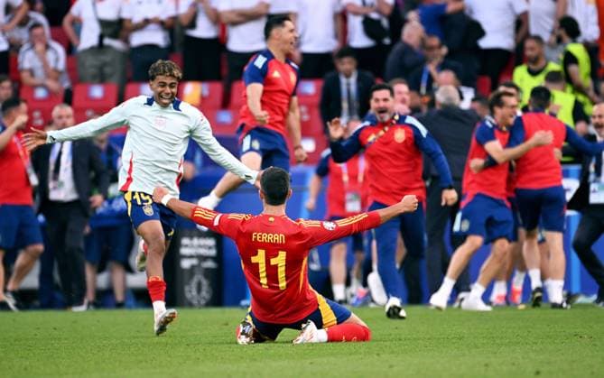 Fussball, Europameisterschaft, EURO 2024, Viertelfinale, MHP-Arena Stuttgart: Spanien Deutschland 2:1 n.V.; Schlussjubel Ferran Torres (SPA), Lamine Yamal (SPA). Jubel, Freude, Aktion.