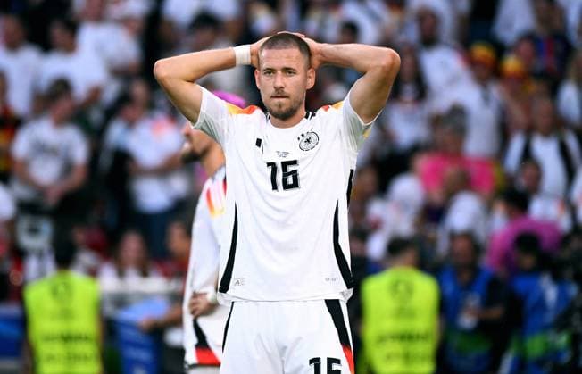 Fussball, Europameisterschaft, EURO 2024, Viertelfinale, MHP-Arena Stuttgart: Spanien Deutschland 2:1 n.V.; Waldemar Anton (GER) nach Spielende. Enttäuschung, Frust, Aktion.