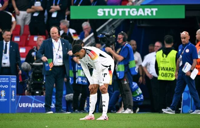 Fussball, Europameisterschaft, EURO 2024, Viertelfinale, MHP-Arena Stuttgart: Spanien Deutschland 2:1 n.V.; Jamal Musiala (GER) nach Spielende. Enttäuschung, Frust, Aktion.