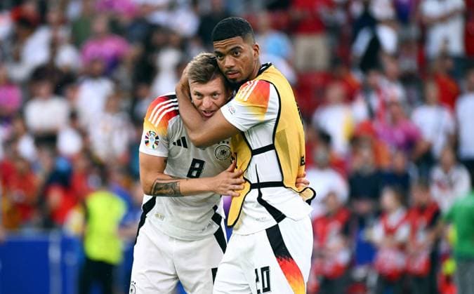 Fussball, Europameisterschaft, EURO 2024, Viertelfinale, MHP-Arena Stuttgart: Spanien Deutschland 2:1 n.V.; Toni Kroos (GER) enttäuscht nach Spielende, zusammen mit Benjamin Henrichs (GER). Enttäuschung, Frust, Aktion.