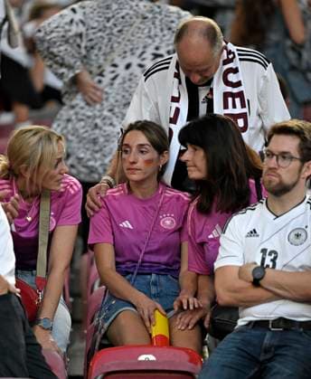 05.07.2024, Fussball UEFA EURO, EM, Europameisterschaft,Fussball 2024, Viertelfinale, Spanien - Deutschland, in der Stuttgart-Arena. Lena Wurzenberger (Deutschland) die Freundin von Trainer Julian Nagelsmann (Deutschland) ist nach dem Spiel traurig