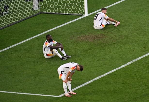 Sport Themen der Woche KW27 05.07.2024, xjhx, Fussball EM 2024 1 4 Finale, Deutschland - Spanien emspor, v.l. Antonio Rüdiger (Deutsche Fussball Nationalmannschaft DFB), Joshua Kimmich (Deutsche Fussball Nationalmannschaft DFB), Joshua Kimmich (Deutsche Fussball Nationalmannschaft DFB) enttaeuscht, enttaeuscht schauend, dissapointed (DFL DFB REGULATIONS PROHIBIT ANY USE OF PHOTOGRAPHS as IMAGE SEQUENCES and or QUASI-VIDEO) Stuttgart *** 05 07 2024, xjhx, Football EM 2024 1 4 Final, Germany Spain emspor, v l Antonio Rüdiger Deutsche Fussball Nationalmannschaft DFB , Joshua Kimmich Deutsche Fussball Nationalmannschaft DFB , Joshua Kimmich Deutsche Fussball Nationalmannschaft DFB enttaeuscht, enttaeuscht looking, dissapointed DFL DFB REGULATIONS PROHIBIT ANY USE OF PHOTOGRAPHS as IMAGE SEQUENCES and or QUASI VIDEO Stuttgart