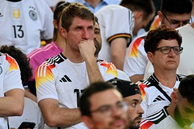 05.07.2024, xjrdrx, Fussball EM 2024 1 4 Finale, Deutschland - Spanien emspor, v.l. Simon, der Bruder von Thomas Müller weint traurig, enttäuscht, frustriert, niedergeschlagen Mutter Klaudia (DFL DFB REGULATIONS PROHIBIT ANY USE OF PHOTOGRAPHS as IMAGE SEQUENCES and or QUASI-VIDEO) Stuttgart