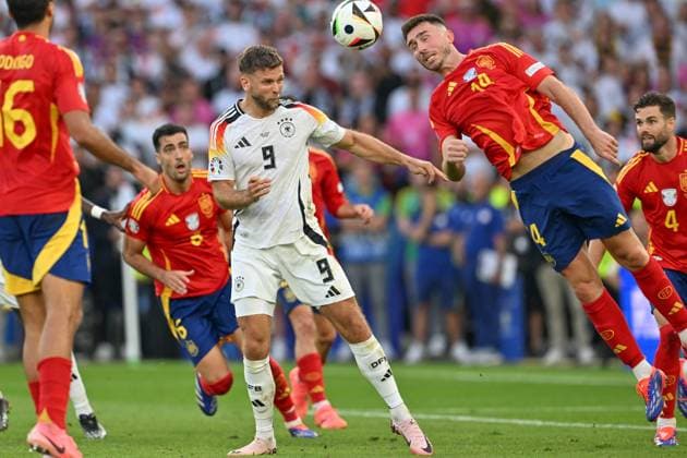 240705 EURO2024 SPAIN VS GERMANY Niclas Fullkrug (9) of Germany fighting for the ball with Aymeric Laporte (14) of Spain during a soccer game between the national teams of Spain and Germany in the Quarter Final stage of the UEFA EURO, EM, Europameisterschaft,Fussball 2024 tournament , on Friday 5 July 2024 in Stuttgart , Germany . PHOTO SPORTPIX David Catry STUTTGART GERMANY  Copyright: xx 472177