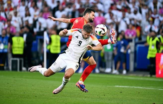 Fussball, Europameisterschaft, EURO 2024, Viertelfinale, MHP-Arena Stuttgart: Spanien Deutschland 2:1 n.V.; Niklas Füllkrug (GER), Nacho (SPA). Aktion