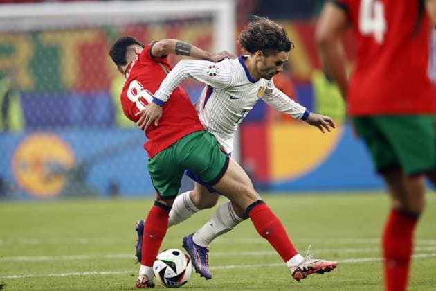 HAMBURG - (l-r) Bruno Fernandes of Portugal, Antoine Griezmann of France during the UEFA EURO, EM, Europameisterschaft,Fussball 2024 quarter-final match between Portugal and France at the Volksparkstadion on July 5, 2024 in Hamburg, Germany. ANP Hollandse Hoogte MAURICE VAN STEEN UEFA EURO 2024 2024 xVIxANPxSportx xVanxSteenxFotografiexIVx 502830305 originalFilename: 502830305.jpg