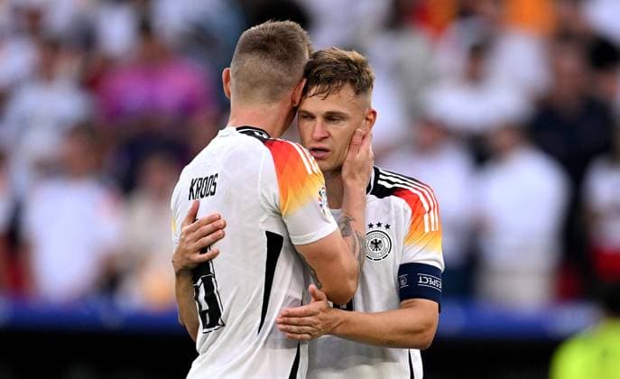 Fussball Euro 2024 Viertelfinale 05.07.2024 Spanien - Deutschland Enttaeuschung Deutschland ueber das Ausscheiden aus dem Turnier; Toni Kroos mit Joshua Kimmich (v. li.)