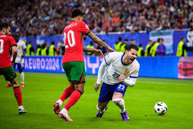 240705 Joao Cancelo of Portugal and Theo Hernandez of France during the UEFA EURO, EM, Europameisterschaft,Fussball 2024 Football Championship Quarterfinal between Portugal and France on July 5, 2024 in Hamburg. Photo: Jesper Zerman BILDBYRAN kod JZ JZ0551 fotboll football soccer fotball fotbolls-em europamästerskap em uefa euro uefa european football championship euro 2024 portugal frankrike france bbeng bbauto Copyright: JESPERxZERMAN BB240705JZ041