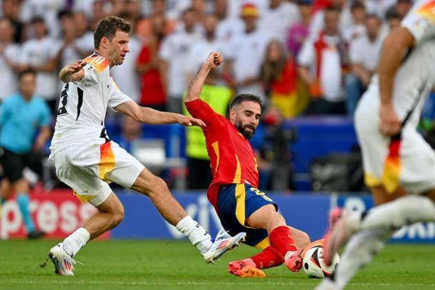 240705 EURO2024 SPAIN VS GERMANY Thomas Muller (13) of Germany fighting for the ball with Dani Carvajal (2) of Spain during a soccer game between the national teams of Spain and Germany in the Quarter Final stage of the UEFA EURO, EM, Europameisterschaft,Fussball 2024 tournament , on Friday 5 July 2024 in Stuttgart , Germany . PHOTO SPORTPIX David Catry STUTTGART GERMANY  Copyright: xx 472184