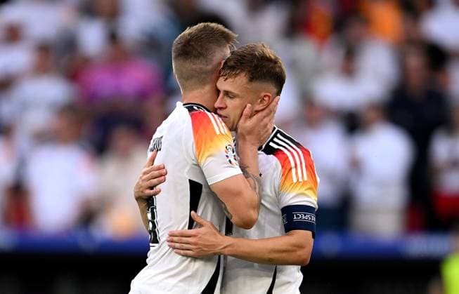 Fussball Euro 2024 Viertelfinale 05.07.2024 Spanien - Deutschland Enttaeuschung Deutschland ueber das Ausscheiden aus dem Turnier; Toni Kroos mit Joshua Kimmich (v. li.)