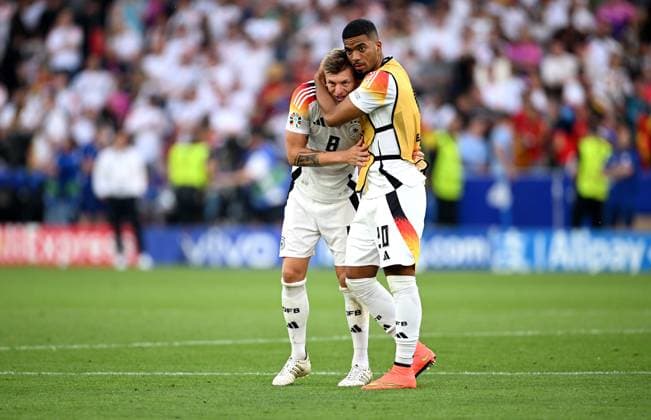 Fussball Euro 2024 Viertelfinale 05.07.2024 Spanien - Deutschland Enttaeuschung Deutschland ueber das Ausscheiden aus dem Turnier; Toni Kroos mit Benjamin Henrichs (v. li.)