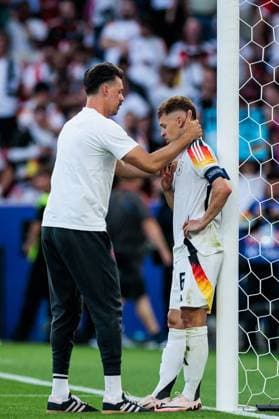 UEFA EURO, EM, Europameisterschaft,Fussball 2024: Spanien - Deutschland; 05.07.2024 Sandro Wagner (Co-Trainer Deutschland) tröstet Joshua Kimmich (Deutschland, 6) UEFA EURO 2024: Spanien - Deutschland; Stuttgart Arena, Stuttgart am 05.07.2024 Copyright: xBEAUTIFULxSPORTS Wunderlx