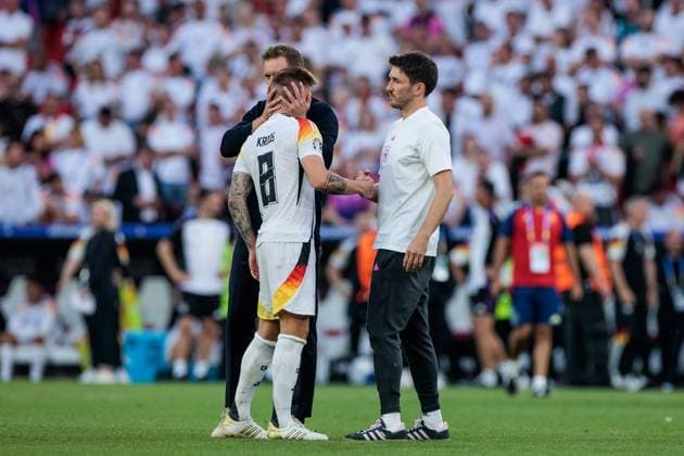 UEFA EURO, EM, Europameisterschaft,Fussball 2024: Spanien - Deutschland; 05.07.2024 Julian Nagelsmann (Trainer, Bundestrainer Deutschland) Toni Kroos (Deutschland, 8), Benjamin Glück (Co-Trainer Deutschland) UEFA EURO 2024: Spanien - Deutschland; Stuttgart Arena, Stuttgart am 05.07.2024 Copyright: xBEAUTIFULxSPORTS Wunderlx