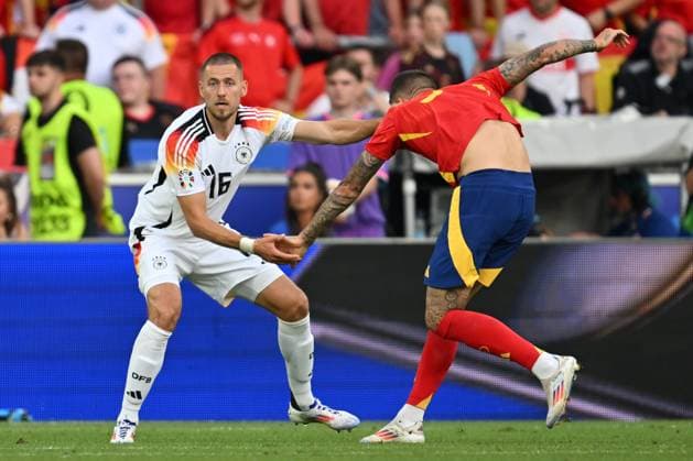 240705 EURO2024 SPAIN VS GERMANY Waldemar Anton (16) of Germany pulls the shirt of Joselu (Jose Luis Mato Sanmartin)(9) of Spain during a soccer game between the national teams of Spain and Germany in the Quarter Final stage of the UEFA EURO, EM, Europameisterschaft,Fussball 2024 tournament , on Friday 5 July 2024 in Stuttgart , Germany . PHOTO SPORTPIX David Catry STUTTGART GERMANY  Copyright: xx 472186