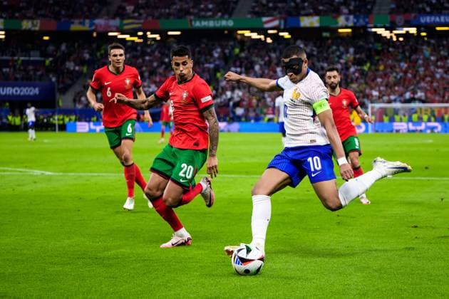 240705 Joao Cancelo of Portugal and Kylian MbappÃ of France during the UEFA EURO, EM, Europameisterschaft,Fussball 2024 Football Championship Quarterfinal between Portugal and France on July 5, 2024 in Hamburg. Photo: Jesper Zerman BILDBYRAN kod JZ JZ0551 fotboll, football, soccer, fotball, fotbolls-em, europamästersk Copyright: JESPERxZERMAN BB240705JZ044