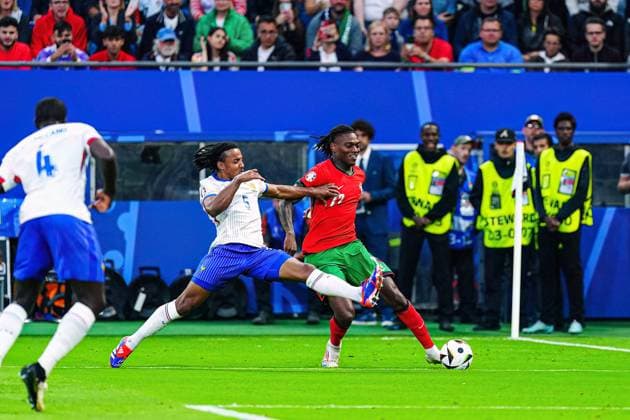 Jules Konde (Frankreich, 05), Rafael Leao (Portugal, 17) GER, Portugal vs. Frankreich, Fussball Europameisterschaft, UEFA EURO, EM, Europameisterschaft,Fussball 2024, Viertelfinale, 05.07.2024 GER, Portugal vs. Frankreich, Fussball Europameisterschaft, UEFA Euro 2024, Viertelfinale, 05.07.2024 Hamburg Copyright: xEibner-Pressefoto MarcelxvonxFehrnx EP_MFN