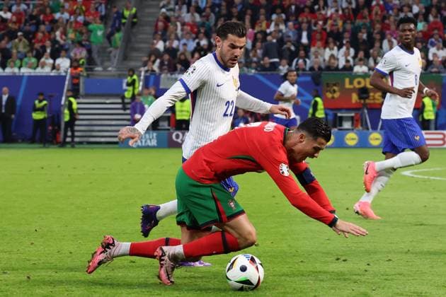 Volksparkstadion, Hamburg UEFA EURO, EM, Europameisterschaft,Fussball 2024 Germany, Viertelfinale 5 Juli 2024 , Portugal - Frankreich v.l., Theo Hernandez (Frankreich), Cristiano Ronaldo (Portugal) Zweikampf, Action, Aktion, Battles for the Ball Copyright: JoaquimxFerreira
