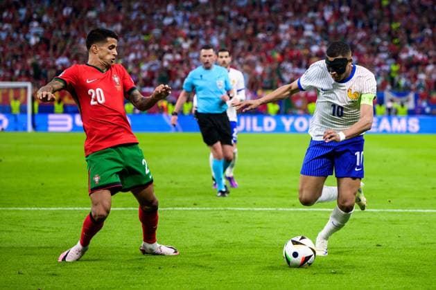 240705 Joao Cancelo of Portugal and Kylian MbappÃ of France during the UEFA EURO, EM, Europameisterschaft,Fussball 2024 Football Championship Quarterfinal between Portugal and France on July 5, 2024 in Hamburg. Photo: Jesper Zerman BILDBYRAN kod JZ JZ0551 fotboll, football, soccer, fotball, fotbolls-em, europamästersk Copyright: JESPERxZERMAN BB240705JZ046