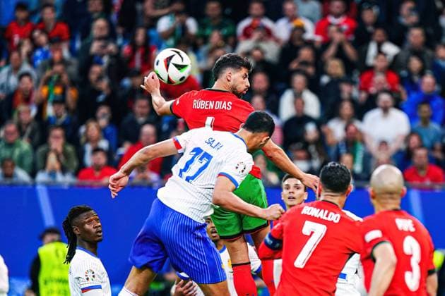 Kopfballduell Luftzweikampf William Saliba (Frankreich, 17), Ruben Dias (Portugal, 04) GER, Portugal vs. Frankreich, Fussball Europameisterschaft, UEFA EURO, EM, Europameisterschaft,Fussball 2024, Viertelfinale, 05.07.2024 GER, Portugal vs. Frankreich, Fussball Europameisterschaft, UEFA Euro 2024, Viertelfinale, 05.07.2024 Hamburg Copyright: xEibner-Pressefoto MarcelxvonxFehrnx EP_MFN