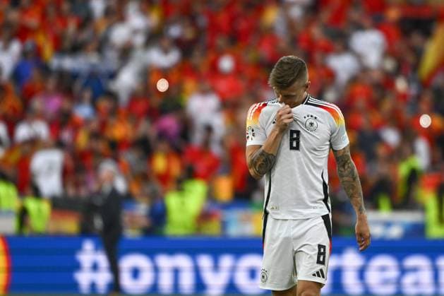 05.07.2024, xpsx, Fussball EM 2024 1 4 Finale, Deutschland - Spanien emspor, v.l. Toni Kroos (Deutschland, 8) enttaeuscht, enttäuscht, schaut enttaeuscht, niedergeschlagen, disappointed (DFL DFB REGULATIONS PROHIBIT ANY USE OF PHOTOGRAPHS as IMAGE SEQUENCES and or QUASI-VIDEO) Stuttgart