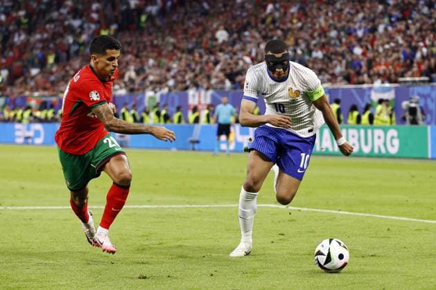 HAMBURG - (l-r) Joao Cancelo of Portugal, Kylian Mbappe of France during the UEFA EURO, EM, Europameisterschaft,Fussball 2024 quarter-final match between Portugal and France at Volksparkstadion on July 5, 2024 in Hamburg, Germany. ANP Hollandse Hoogte MAURICE VAN STEEN UEFA EURO 2024 2024 xVIxANPxSportx xVanxSteenxFotografiexIVx 502830868 originalFilename: 502830868.jpg