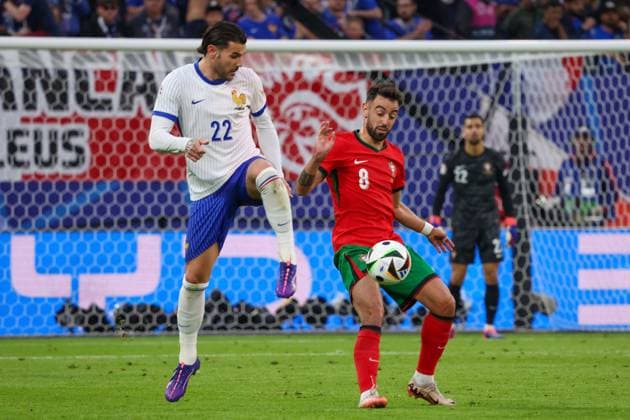 Volksparkstadion, Hamburg UEFA EURO, EM, Europameisterschaft,Fussball 2024 Germany, Viertelfinale 5 Juli 2024 , Portugal - Frankreich v.l., Theo Hernandez (Frankreich), Bruno Fernandes (Portugal), Zweikampf, Action, Aktion, Battles for the Ball Copyright: JoaquimxFerreira