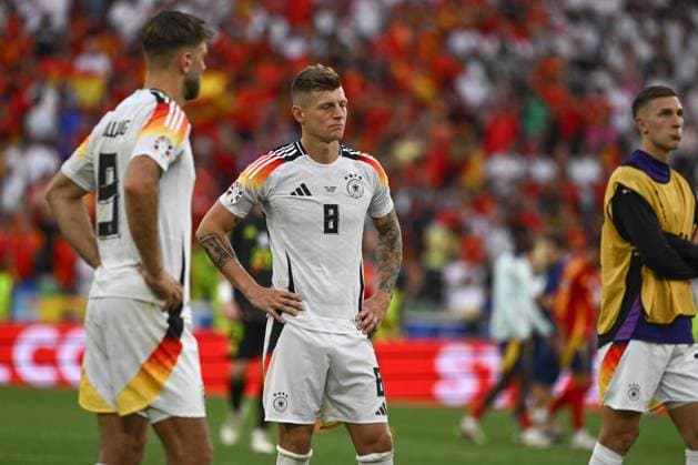05.07.2024, xpsx, Fussball EM 2024 1 4 Finale, Deutschland - Spanien emspor, v.l. Toni Kroos (Deutschland, 8) enttaeuscht, enttäuscht, schaut enttaeuscht, niedergeschlagen, disappointed (DFL DFB REGULATIONS PROHIBIT ANY USE OF PHOTOGRAPHS as IMAGE SEQUENCES and or QUASI-VIDEO) Stuttgart
