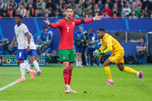 UEFA EURO, EM, Europameisterschaft,Fussball 2024: Portugal - Frankreich; 05.07.2024 Cristiano Ronaldo (Portugal, 7) beschwert sich. UEFA EURO 2024: Viertelfinale: Portugal - Frankreich; Volksparkstadion Hamburg, Hamburg am 05.07.2024 Copyright: xBEAUTIFULxSPORTS Meuselx