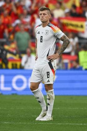 05.07.2024, xpsx, Fussball EM 2024 1 4 Finale, Deutschland - Spanien emspor, v.l. Toni Kroos (Deutschland, 8) enttaeuscht, enttäuscht, schaut enttaeuscht, niedergeschlagen, disappointed (DFL DFB REGULATIONS PROHIBIT ANY USE OF PHOTOGRAPHS as IMAGE SEQUENCES and or QUASI-VIDEO) Stuttgart