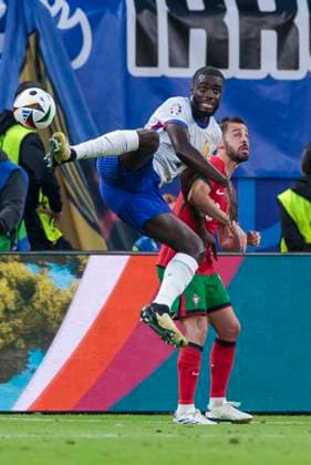 UEFA EURO, EM, Europameisterschaft,Fussball 2024: Portugal - Frankreich; 05.07.2024 Dayot Upamecano (Frankreich, 4), Bernardo Silva (Portugal, 10). UEFA EURO 2024: Viertelfinale: Portugal - Frankreich; Volksparkstadion Hamburg, Hamburg am 05.07.2024 Copyright: xBEAUTIFULxSPORTS Meuselx