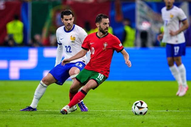 240705 Theo Hernandez of France and Bernardo Silva of Portugal during the UEFA EURO, EM, Europameisterschaft,Fussball 2024 Football Championship Quarterfinal between Portugal and France on July 5, 2024 in Hamburg. Photo: Jesper Zerman BILDBYRAN kod JZ JZ0551 fotboll football soccer fotball fotbolls-em europamästerskap em uefa euro uefa european football championship euro 2024 portugal frankrike france bbeng bbauto Copyright: JESPERxZERMAN BB240705JZ057