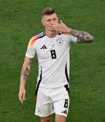 05.07.2024, xjhx, Fussball EM 2024 1 4 Finale, Deutschland - Spanien emspor, v.l. Toni Kroos (Deutsche Fussball Nationalmannschaft DFB) enttaeuscht, enttaeuscht schauend, dissapointed bedankt bedanken sich bei den Fans (DFL DFB REGULATIONS PROHIBIT ANY USE OF PHOTOGRAPHS as IMAGE SEQUENCES and or QUASI-VIDEO) Stuttgart