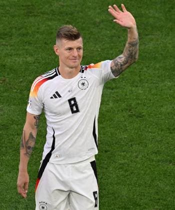 05.07.2024, xjhx, Fussball EM 2024 1 4 Finale, Deutschland - Spanien emspor, v.l. Toni Kroos (Deutsche Fussball Nationalmannschaft DFB) enttaeuscht, enttaeuscht schauend, dissapointed bedankt bedanken sich bei den Fans (DFL DFB REGULATIONS PROHIBIT ANY USE OF PHOTOGRAPHS as IMAGE SEQUENCES and or QUASI-VIDEO) Stuttgart