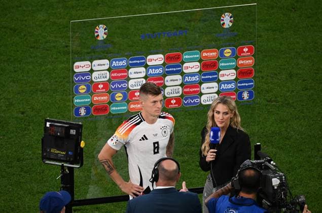 05.07.2024, xjhx, Fussball EM 2024 1 4 Finale, Deutschland - Spanien emspor, v.l. Toni Kroos (Deutsche Fussball Nationalmannschaft DFB) enttaeuscht, enttaeuscht schauend, dissapointed bedankt bedanken sich bei den Fans (DFL DFB REGULATIONS PROHIBIT ANY USE OF PHOTOGRAPHS as IMAGE SEQUENCES and or QUASI-VIDEO) Stuttgart