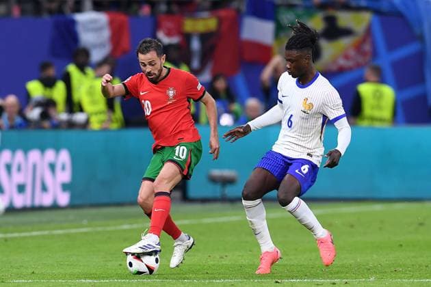 Fußball UEFA EURO, EM, Europameisterschaft,Fussball 2024 Viertelfinale Portugal - Frankreich am 05.07.2024 im Volksparkstadion Hamburg in Hamburg Bernardo Silva ( Portugal ), links - Eduardo Camavinga ( Frankreich ), rechts