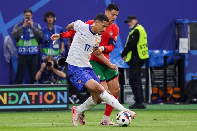 Volksparkstadion, Hamburg UEFA EURO, EM, Europameisterschaft,Fussball 2024 Germany, Viertelfinale 5 Juli 2024 , Portugal - Frankreich v.l., William Saliba (Frankreich), Cristiano Ronaldo (Portugal), Zweikampf, Action, Aktion, Battles for the Ball Copyright: JoaquimxFerreira