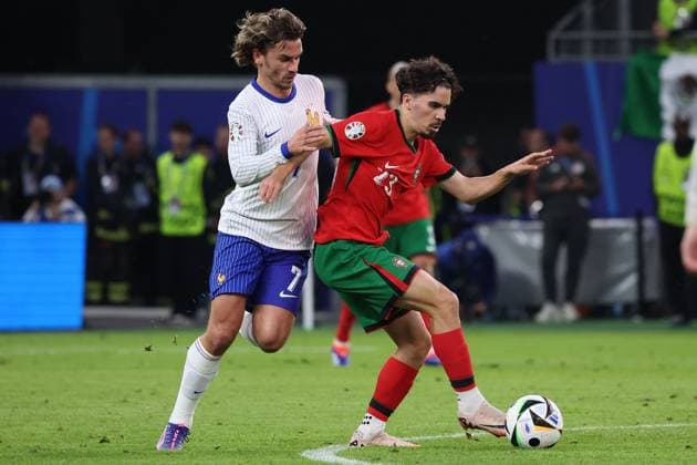 Volksparkstadion, Hamburg UEFA EURO, EM, Europameisterschaft,Fussball 2024 Germany, Viertelfinale 5 Juli 2024 , Portugal - Frankreich v.l., Antoine Griezmann (Frankreich), Vitinha (Portugal) Zweikampf, Action, Aktion, Battles for the Ball Copyright: JoaquimxFerreira