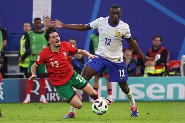 Volksparkstadion, Hamburg UEFA EURO, EM, Europameisterschaft,Fussball 2024 Germany, Viertelfinale 5 Juli 2024 , Portugal - Frankreich v.l., Vitinha (Portugal), Randal Kolo Muani (Frankreich), Zweikampf, Action, Aktion, Battles for the Ball Copyright: JoaquimxFerreira