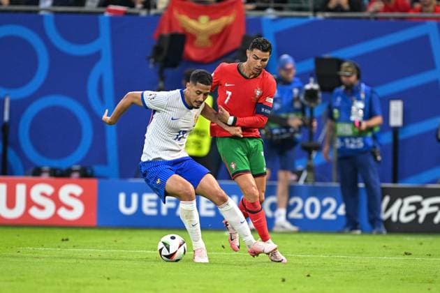 EM 2024: Portugal - Frankreich am 05.07.2024 im Volksparkstadion in Hamburg William Saliba 17 of France im Zweikampf gegen Cristiano Ronaldo 7 of Portugal