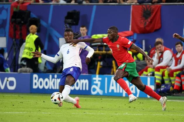 HAMBURG 05.07.2024 MECZ 1 4 FINALU CWIERCFINAL MISTRZOSTW EUROPY 2024: PORTUGALIA - FRANCJA --- QUARTERFINAL UEFA EURO, EM, Europameisterschaft,Fussball 2024 MATCH: PORTUGAL - FRANCE EDUARDO CAMAVINGA NUNO MENDES FOT. PIOTR KUCZA FOTOPYK NEWSPIX.PL --- Newspix.pl  240705PYK0038